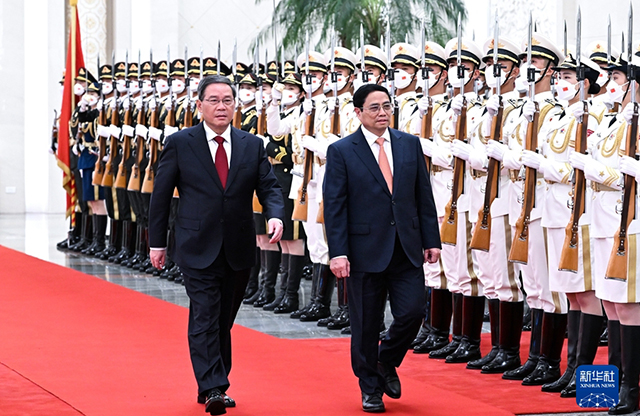 李强同越南总理范明政会谈